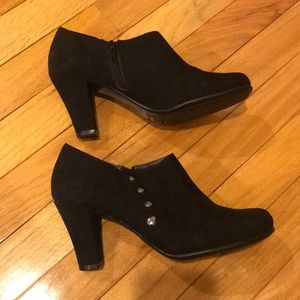 Aerosols • Black Decorated Pumps